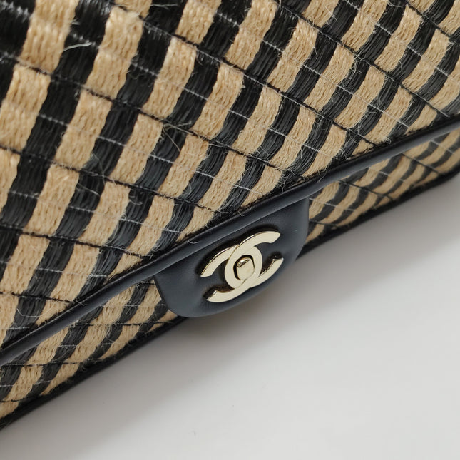 Sac à rabat Chanel Medium en raphia et jute rayé, surpiqûres façon diamant, noir