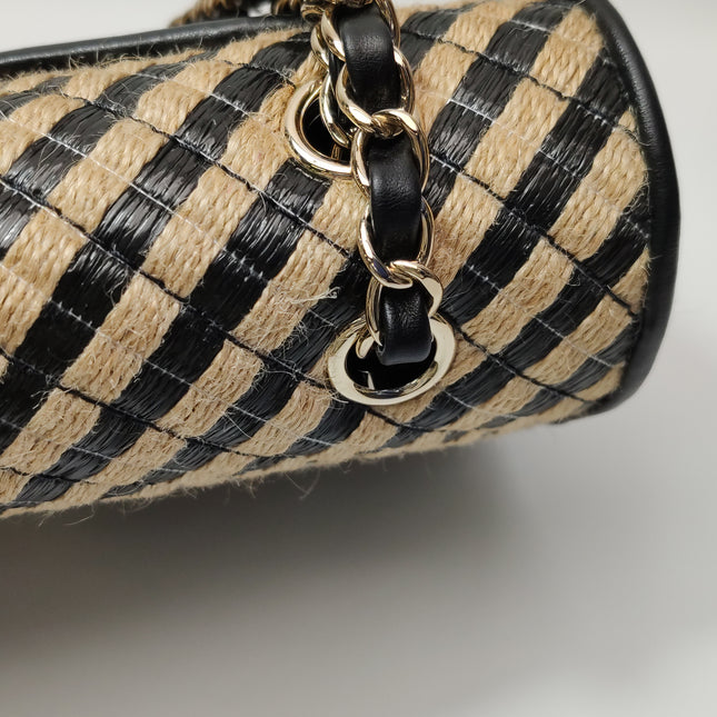 Sac à rabat Chanel Medium en raphia et jute rayé, surpiqûres façon diamant, noir