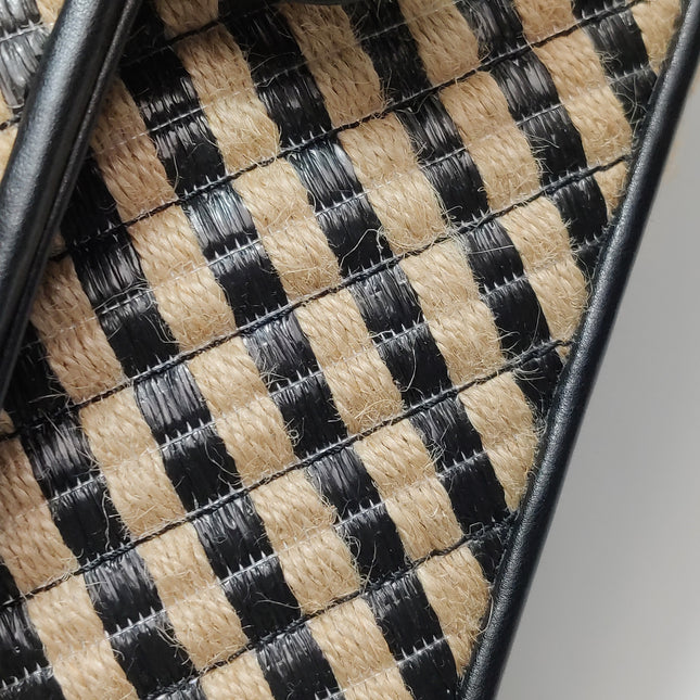 Sac à rabat Chanel Medium en raphia et jute rayé, surpiqûres façon diamant, noir