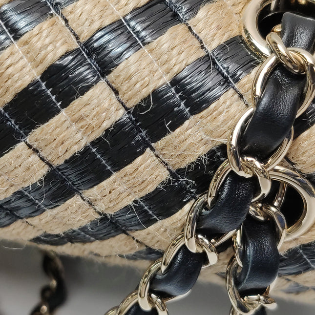 Sac à rabat Chanel Medium en raphia et jute rayé, surpiqûres façon diamant, noir