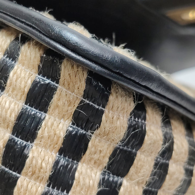 Sac à rabat Chanel Medium en raphia et jute rayé, surpiqûres façon diamant, noir