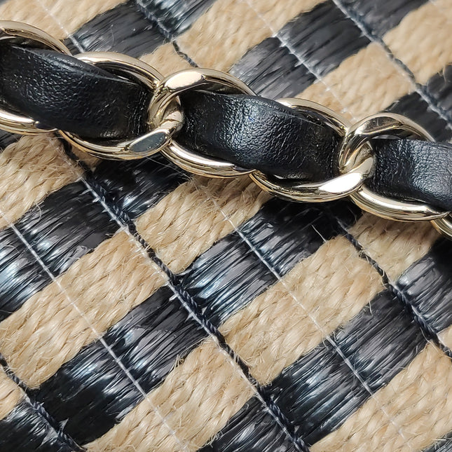 Sac à rabat Chanel Medium en raphia et jute rayé, surpiqûres façon diamant, noir