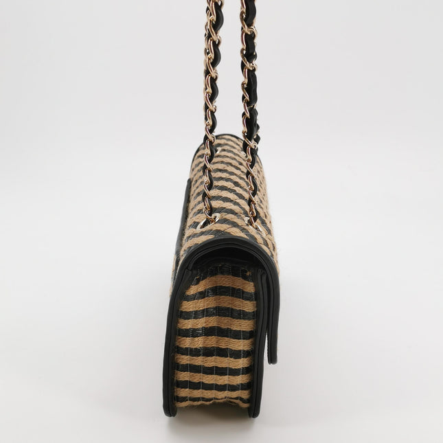 Sac à rabat Chanel Medium en raphia et jute rayé, surpiqûres façon diamant, noir