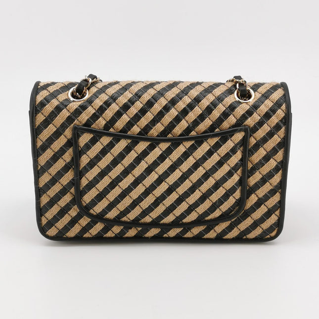 Sac à rabat Chanel Medium en raphia et jute rayé, surpiqûres façon diamant, noir