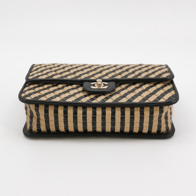Sac à rabat Chanel Medium en raphia et jute rayé, surpiqûres façon diamant, noir