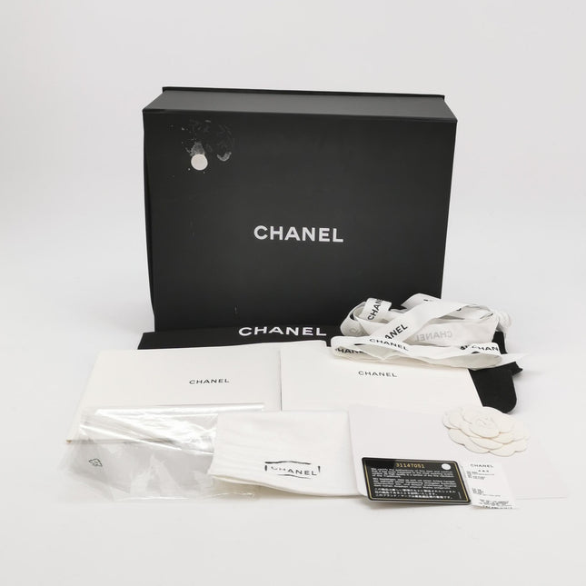 Sac à rabat Chanel Medium en raphia et jute rayé, surpiqûres façon diamant, noir