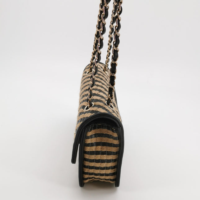 Sac à rabat Chanel Medium en raphia et jute rayé, surpiqûres façon diamant, noir