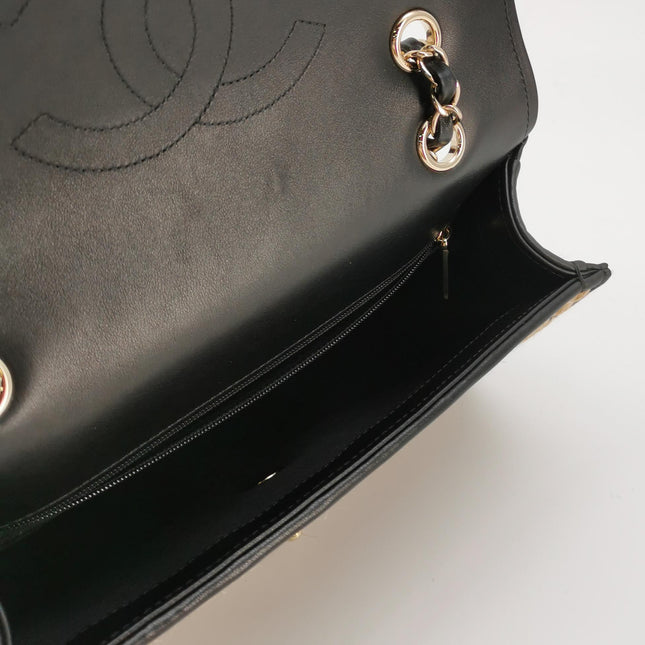 Sac à rabat Chanel Medium en raphia et jute rayé, surpiqûres façon diamant, noir