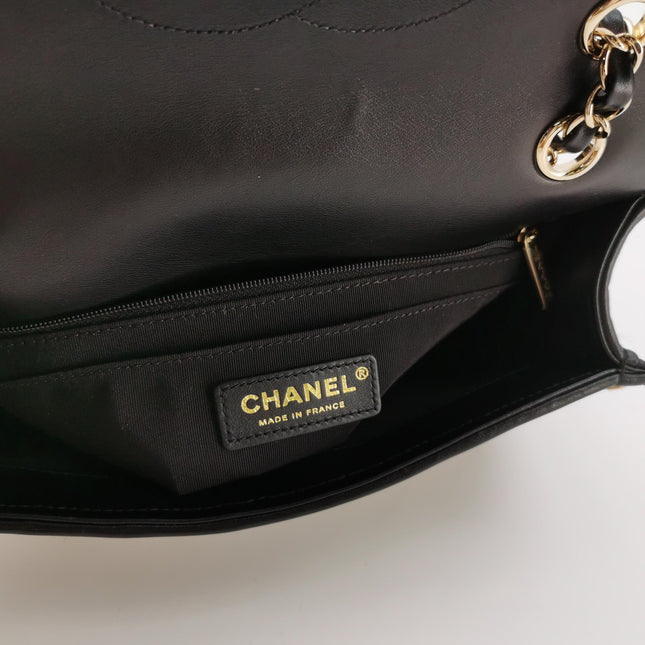 Sac à rabat Chanel Medium en raphia et jute rayé, surpiqûres façon diamant, noir