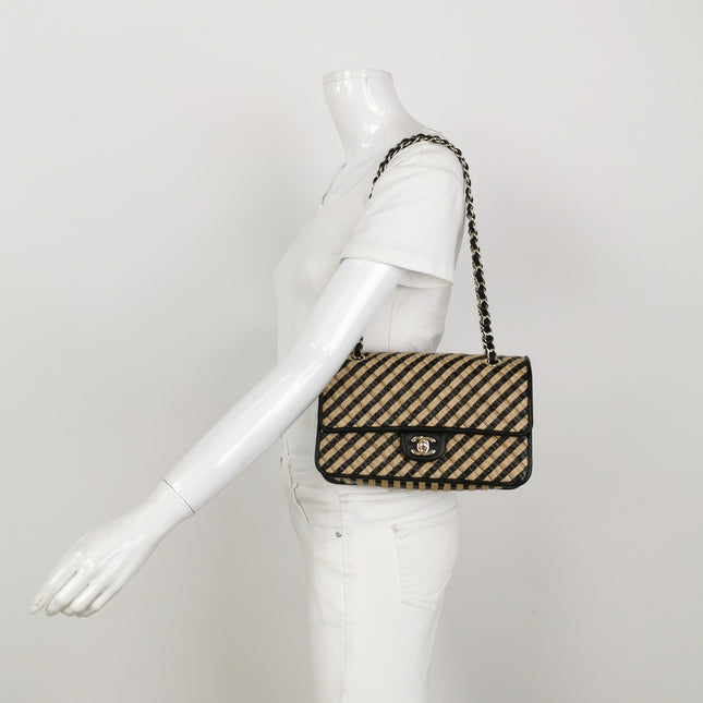 Sac à rabat Chanel Medium en raphia et jute rayé, surpiqûres façon diamant, noir