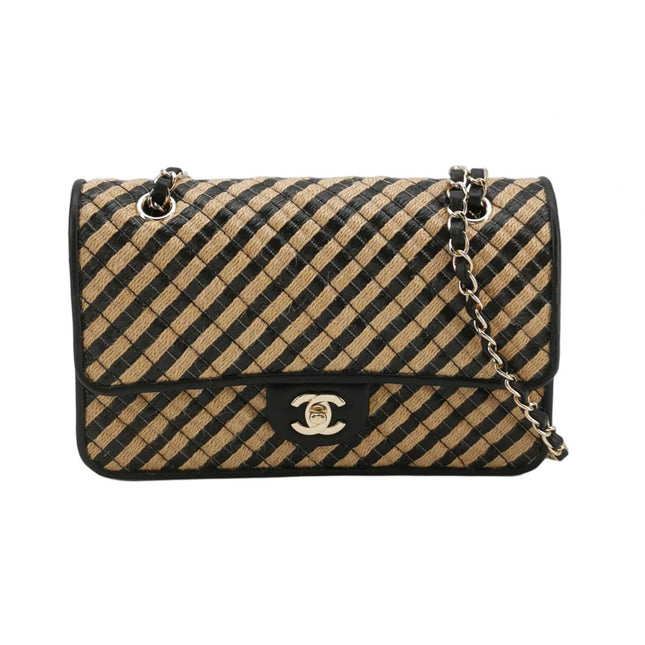 Sac à rabat Chanel Medium en raphia et jute rayé, surpiqûres façon diamant, noir