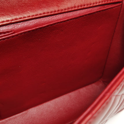 Sac bandoulière Chanel Baguette à rabat en agneau rouge et noir, double chaîne argentée