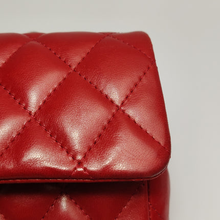 Sac bandoulière Chanel Baguette à rabat en agneau rouge et noir, double chaîne argentée