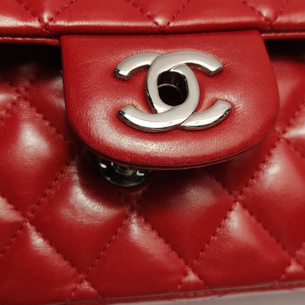 Sac bandoulière Chanel Baguette à rabat en agneau rouge et noir, double chaîne argentée