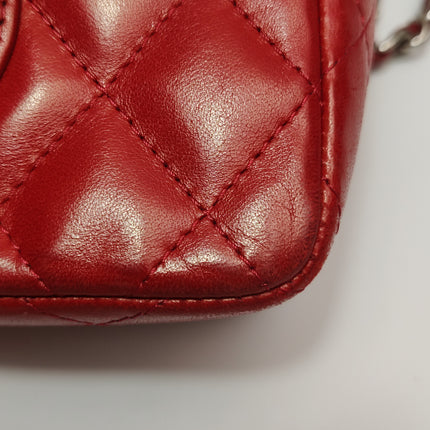 Sac bandoulière Chanel Baguette à rabat en agneau rouge et noir, double chaîne argentée