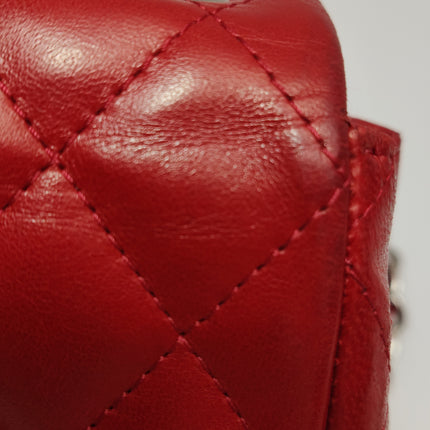 Sac bandoulière Chanel Baguette à rabat en agneau rouge et noir, double chaîne argentée