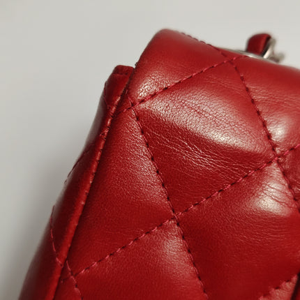 Sac bandoulière Chanel Baguette à rabat en agneau rouge et noir, double chaîne argentée