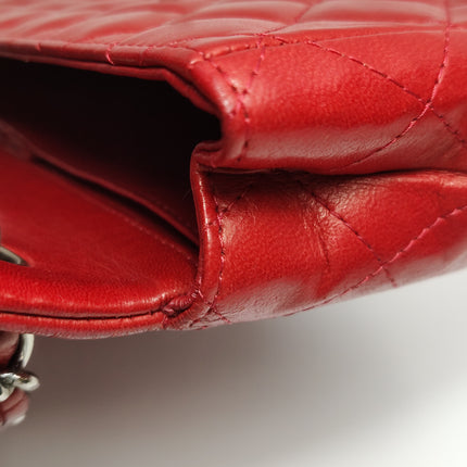 Sac bandoulière Chanel Baguette à rabat en agneau rouge et noir, double chaîne argentée