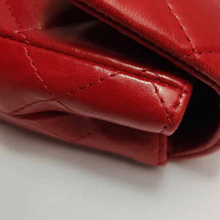 Sac bandoulière Chanel Baguette à rabat en agneau rouge et noir, double chaîne argentée