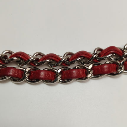 Sac bandoulière Chanel Baguette à rabat en agneau rouge et noir, double chaîne argentée