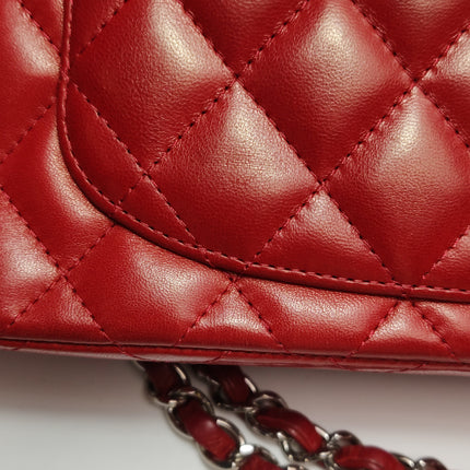 Sac bandoulière Chanel Baguette à rabat en agneau rouge et noir, double chaîne argentée