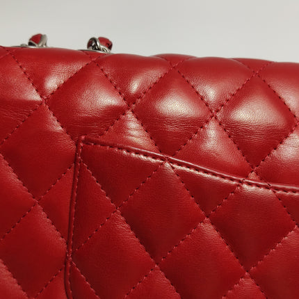 Sac bandoulière Chanel Baguette à rabat en agneau rouge et noir, double chaîne argentée