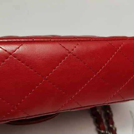 Sac bandoulière Chanel Baguette à rabat en agneau rouge et noir, double chaîne argentée