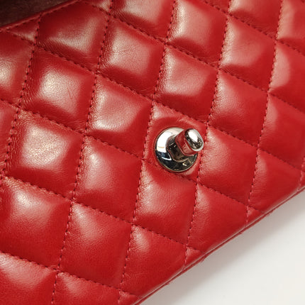 Sac bandoulière Chanel Baguette à rabat en agneau rouge et noir, double chaîne argentée