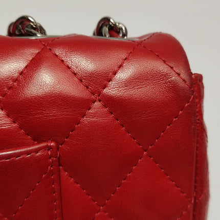 Sac bandoulière Chanel Baguette à rabat en agneau rouge et noir, double chaîne argentée