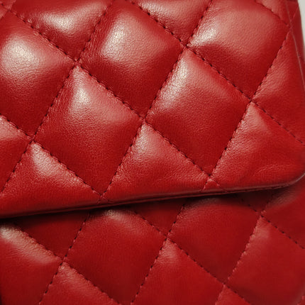 Sac bandoulière Chanel Baguette à rabat en agneau rouge et noir, double chaîne argentée