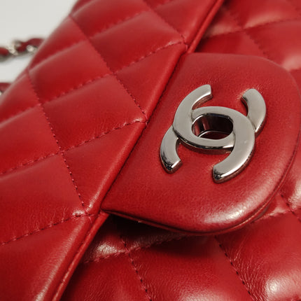Sac bandoulière Chanel Baguette à rabat en agneau rouge et noir, double chaîne argentée