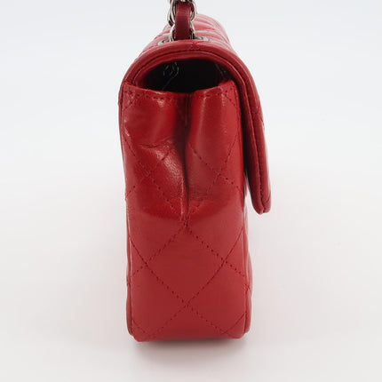 Sac bandoulière Chanel Baguette à rabat en agneau rouge et noir, double chaîne argentée