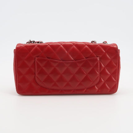 Sac bandoulière Chanel Baguette à rabat en agneau rouge et noir, double chaîne argentée