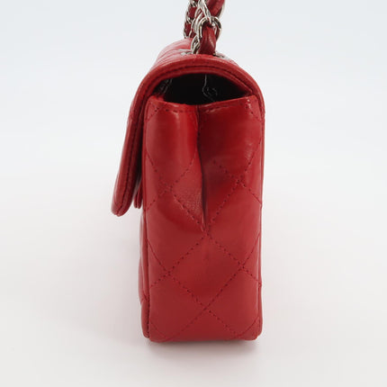 Sac bandoulière Chanel Baguette à rabat en agneau rouge et noir, double chaîne argentée