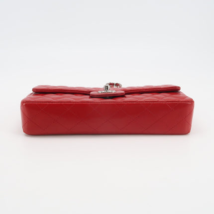 Sac bandoulière Chanel Baguette à rabat en agneau rouge et noir, double chaîne argentée