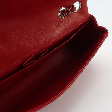 Sac bandoulière Chanel Baguette à rabat en agneau rouge et noir, double chaîne argentée