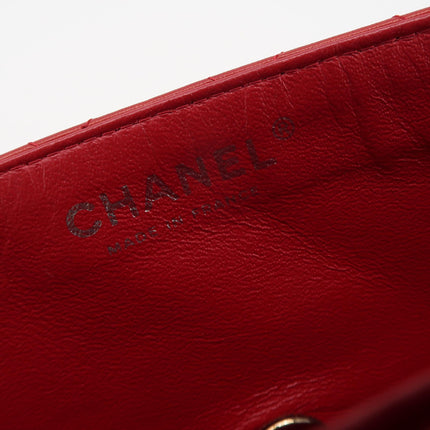 Sac bandoulière Chanel Baguette à rabat en agneau rouge et noir, double chaîne argentée