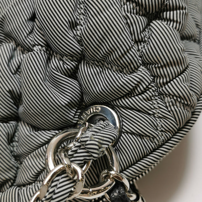 Sac à rabat matelassé à rayures Chanel Bubble Chain, cabas rouge/blanc