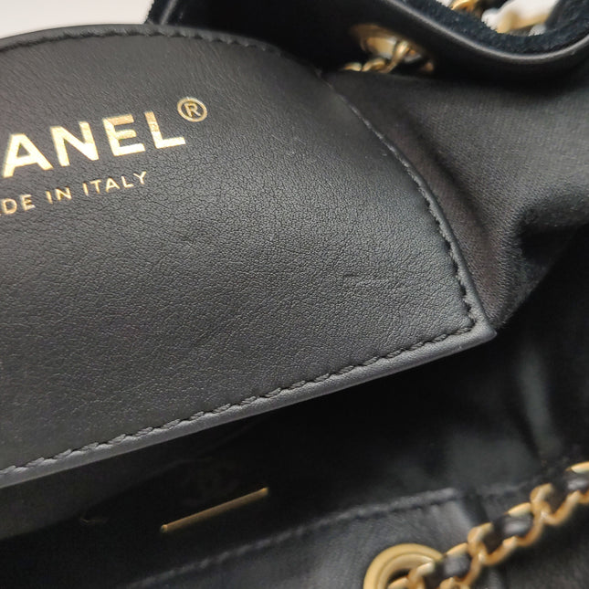 Chanel Wallet on Chain Classique rabat en cuir grainé noir, finition argentée