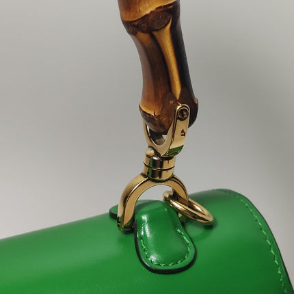 Sac à poignée supérieure Gucci Bamboo 1947 petit en cuir Box vert avec sangle en toile