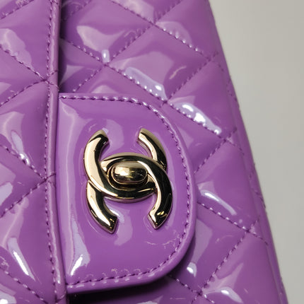 Chanel Classique rabat moyen cuir verni rouge finitions argentées