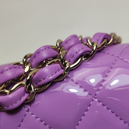 Chanel Classique rabat moyen cuir verni rouge finitions argentées