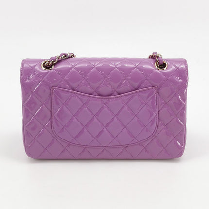 Chanel Classique rabat moyen cuir verni rouge finitions argentées