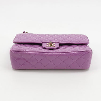Chanel Classique rabat moyen cuir verni rouge finitions argentées