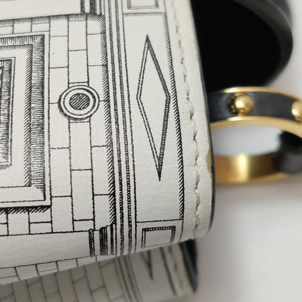 Sac bandoulière Louis Vuitton x Fornasetti Cannes Vase en cuir verni architectural