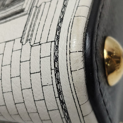 Sac bandoulière Louis Vuitton x Fornasetti Cannes Vase en cuir verni architectural