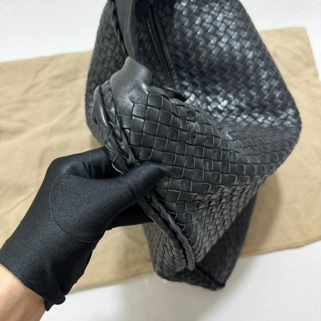 Sold Bottega Veneta Veneta Hobo Large Black 50-53cm Lambskin Leather