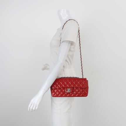 Sac bandoulière Chanel Baguette à rabat en agneau rouge et noir, double chaîne argentée