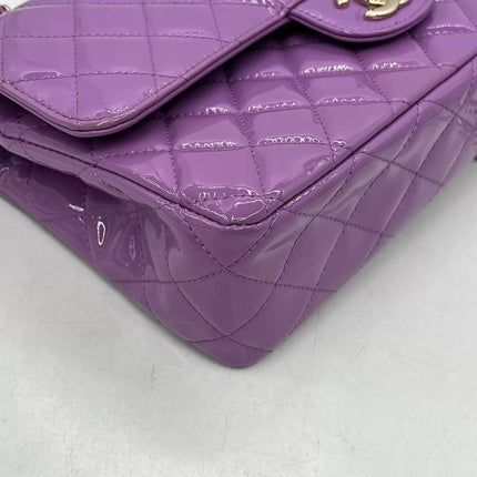 Chanel Classique rabat moyen cuir verni rouge finitions argentées