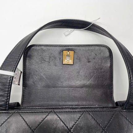 Sac Chanel Vintage Kelly à Rabat en Cuir Noir avec Bandoulière Réglable et Bijouterie en Or 24 carats